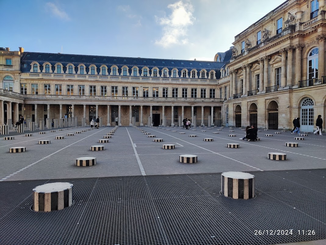 Le Palais Royal, colonnes de Buren