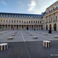 Le Palais Royal, colonnes de Buren