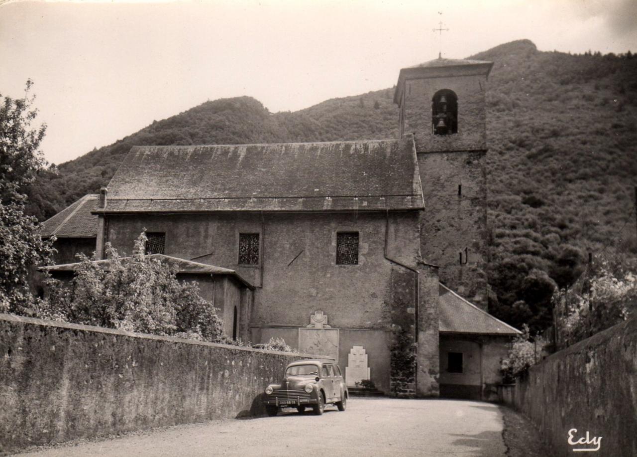 Aiguebelle (Savoie) L'église et le monument aux morts CPA