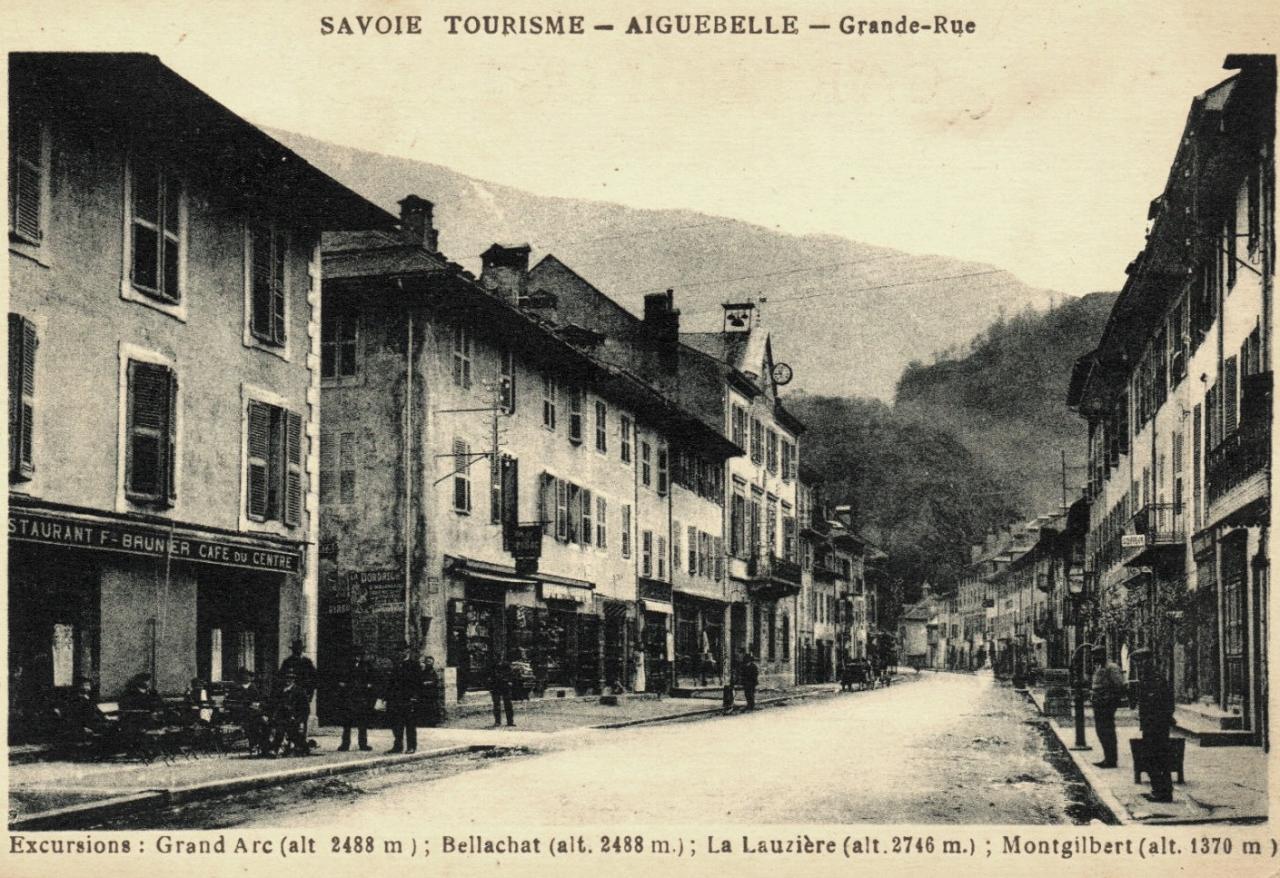 Aiguebelle (Savoie) La grande rue CPA