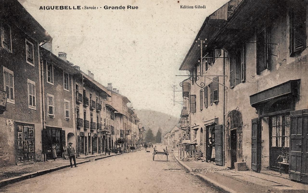 Aiguebelle (Savoie) La grande rue CPA