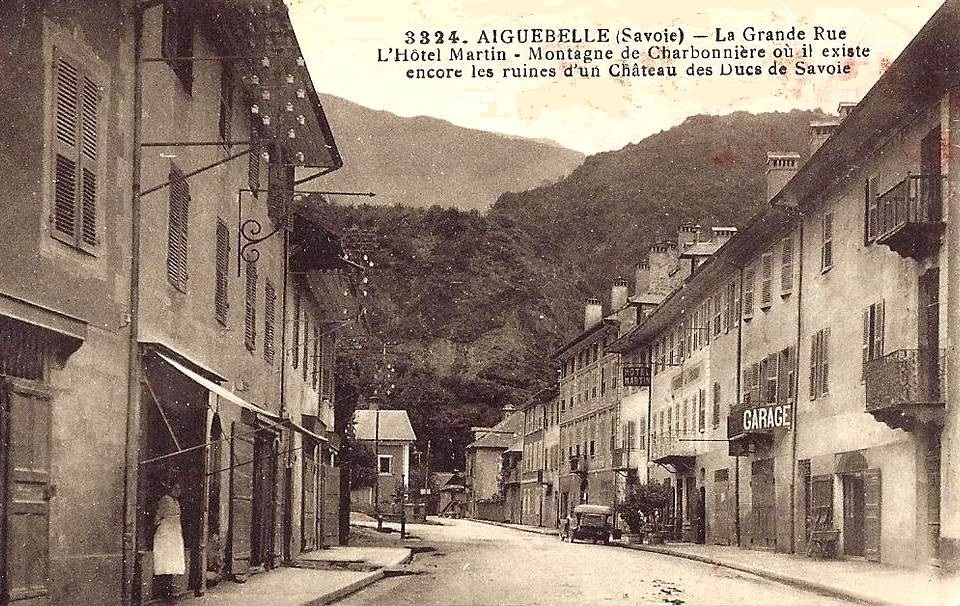 Aiguebelle (Savoie) La grande rue CPA