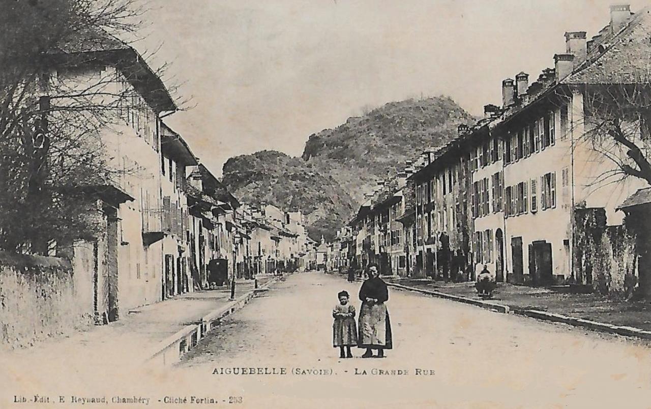 Aiguebelle (Savoie) La grande rue CPA