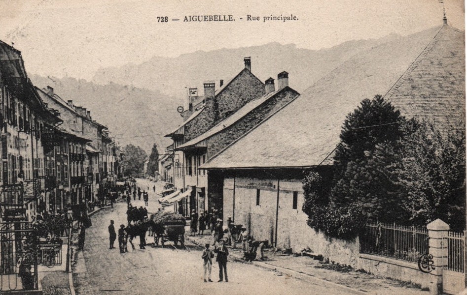 Aiguebelle (Savoie) La grande rue CPA