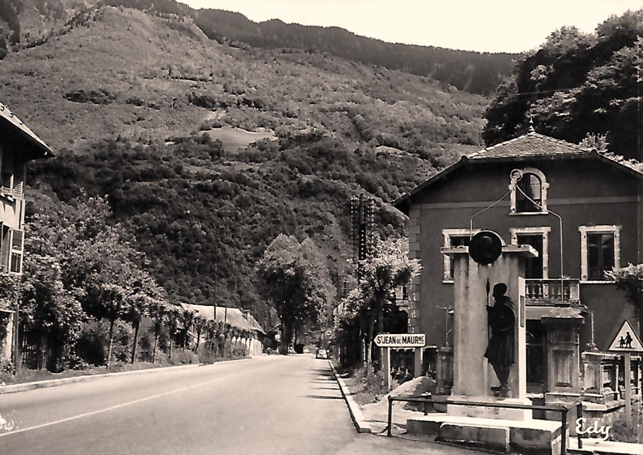 Aiguebelle (Savoie) Le monument hommage à Albert Bernard CPA