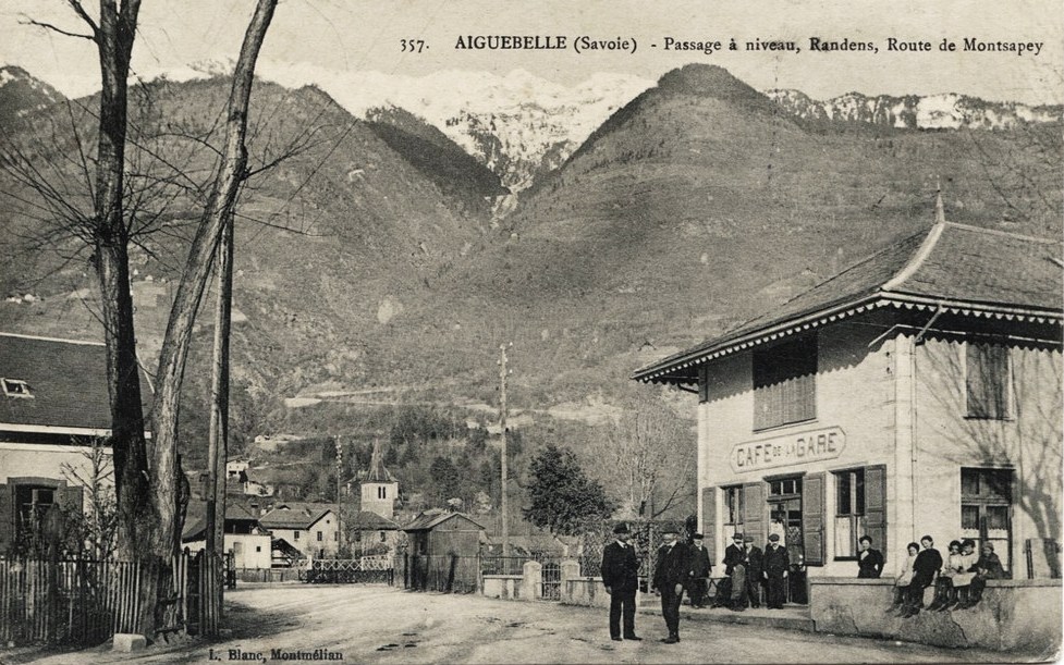 Aiguebelle (Savoie) Le passage à niveau CPA