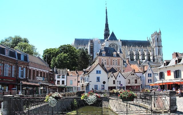 Amiens somme la cathedrale notre dame vue de la place du don