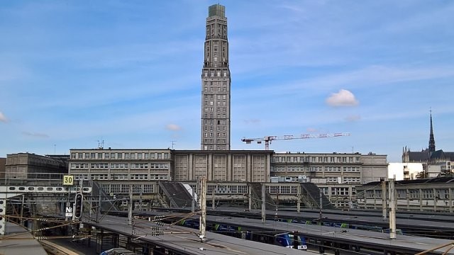 Amiens somme la tour perret et la gare