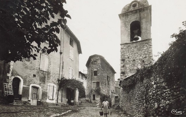 L' église et une vieille rue, cpa