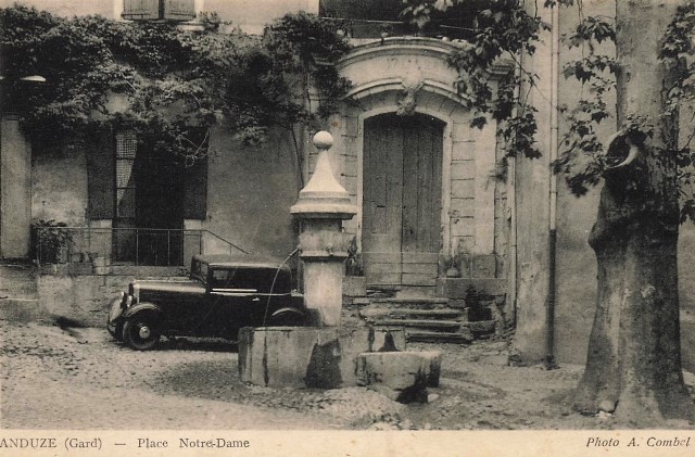 La place Notre-Dame, cpa