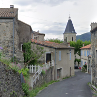 Dans le village