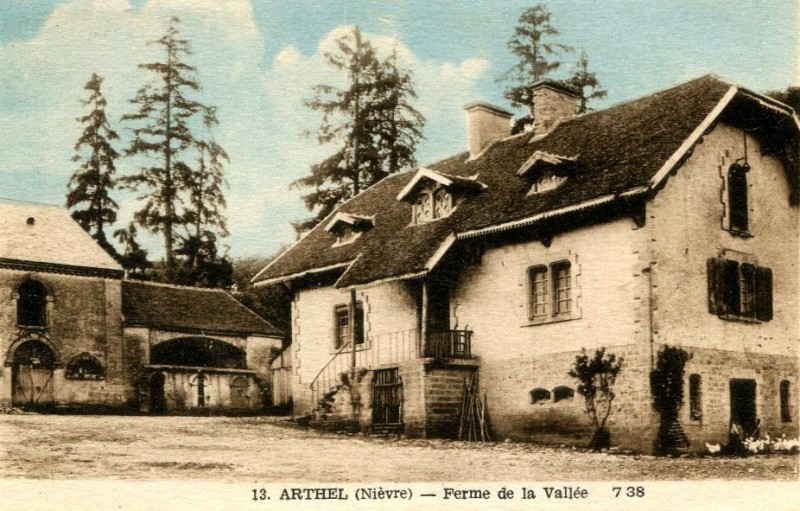 Arthel (Nièvre) La ferme de la vallée CPA