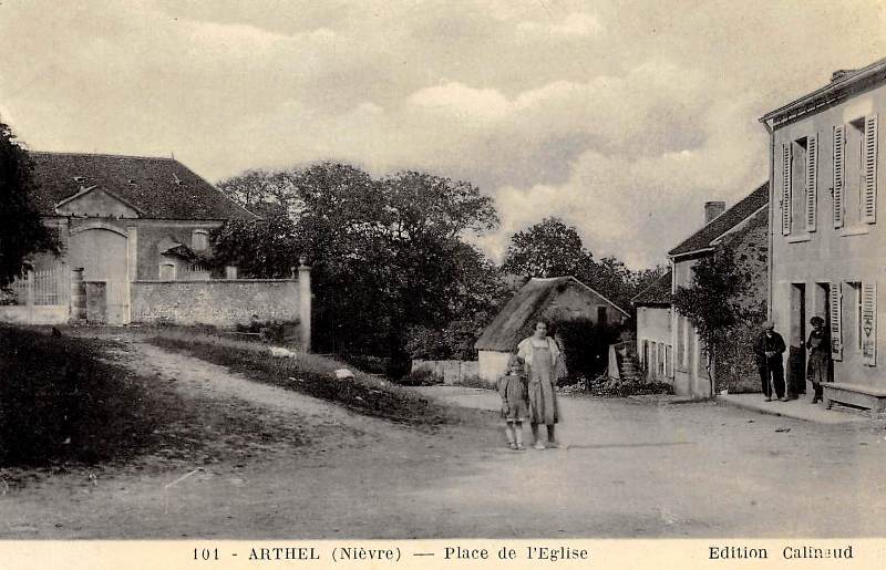 Arthel (Nièvre) La place de l'église CPA