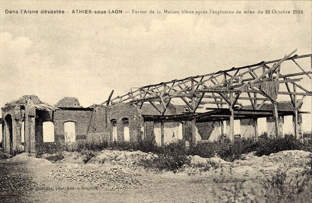 Athies-sous-Laon (Aisne) CPA ferme de la maison bleue en ruines