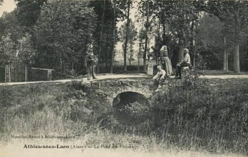 Athies-sous-Laon (Aisne) CPA le pont de pierre