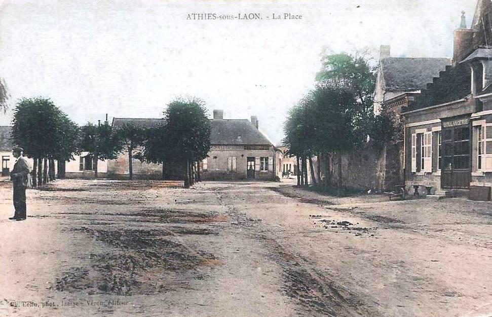 Athies-sous-Laon (Aisne) CPA place