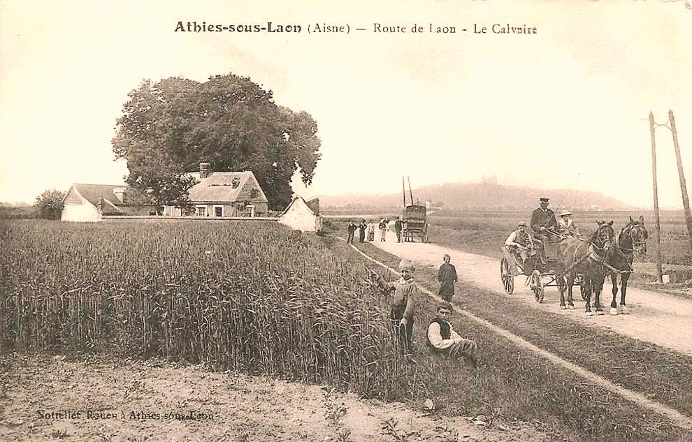 Athies-sous-Laon (Aisne) CPA route de Laon et calvaire