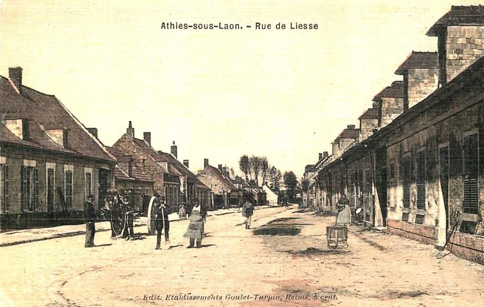 Athies-sous-Laon (Aisne) CPA rue de Liesse
