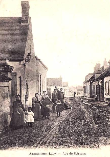 Athies-sous-Laon (Aisne) CPA rue de Soissons