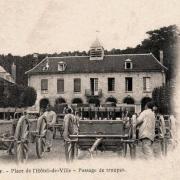 Attichy oise cpa hotel de ville troupes 1904