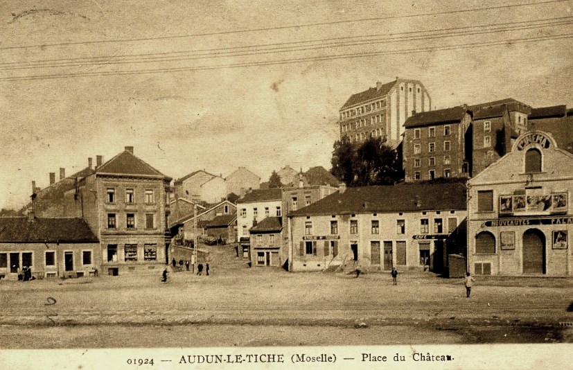 Audun-le-Tiche (Moselle) La place du château CPA