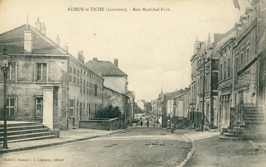 Audun-le-Tiche (Moselle) La rue du Maréchal Foch CPA