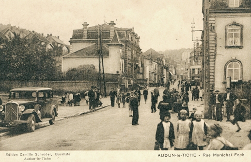 Audun-le-Tiche (Moselle) La rue du Maréchal Foch CPA