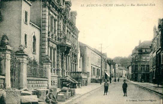 Audun-le-Tiche (Moselle) La rue du Maréchal Foch CPA