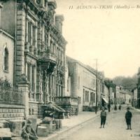 Audun-le-Tiche (Moselle) La rue du Maréchal Foch CPA