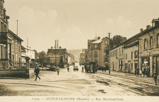 Audun-le-Tiche (Moselle) La rue du Maréchal Foch CPA