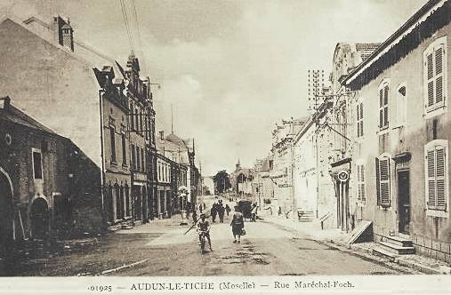 Audun-le-Tiche (Moselle) La rue du Maréchal Foch en 1925 CPA
