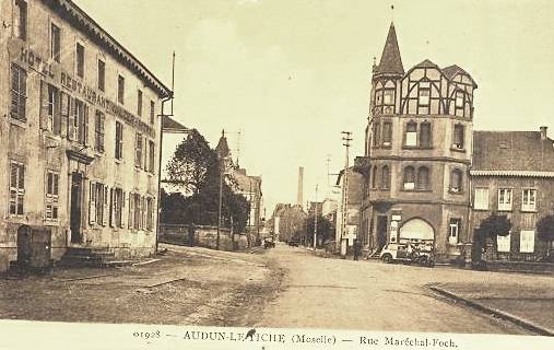 Audun-le-Tiche (Moselle) La rue du Maréchal Foch en 1928 CPA