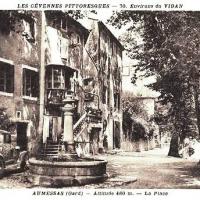 La place et la fontaine (cpa) 