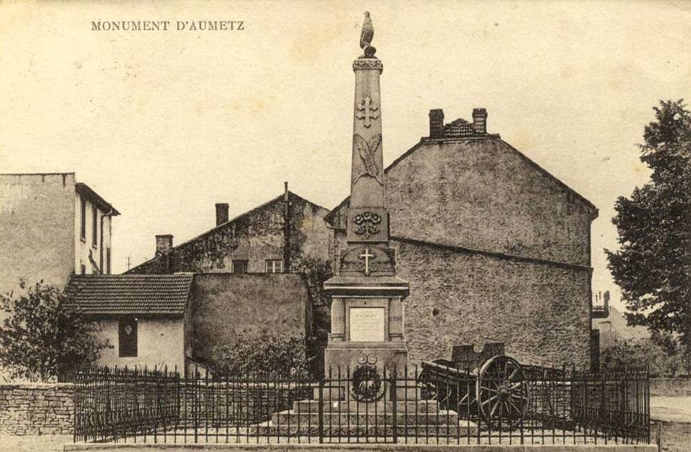 Aumetz (Moselle) Le monument aux morts CPA