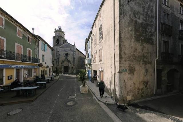 Dans le village
