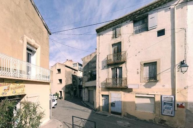 Dans le village
