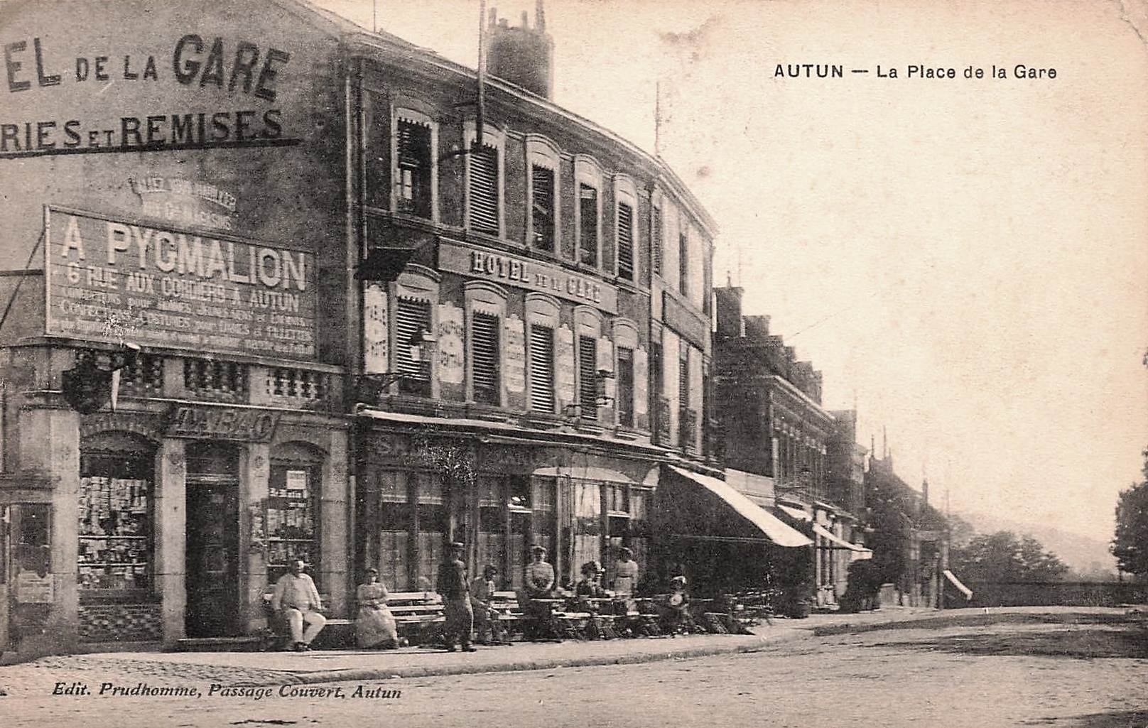 Autun (Saône-et-Loire) La place de la Gare CPA