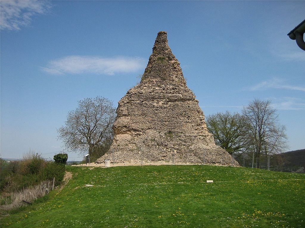 Autun (Saône-et-Loire) La pyramide de Couhard