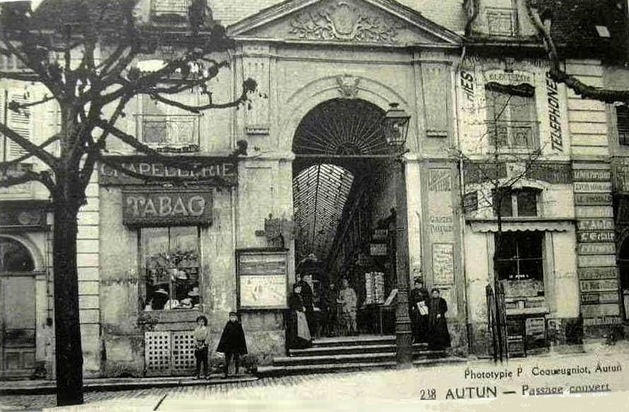 Autun (Saône-et-Loire) Le Passage couvert CPA