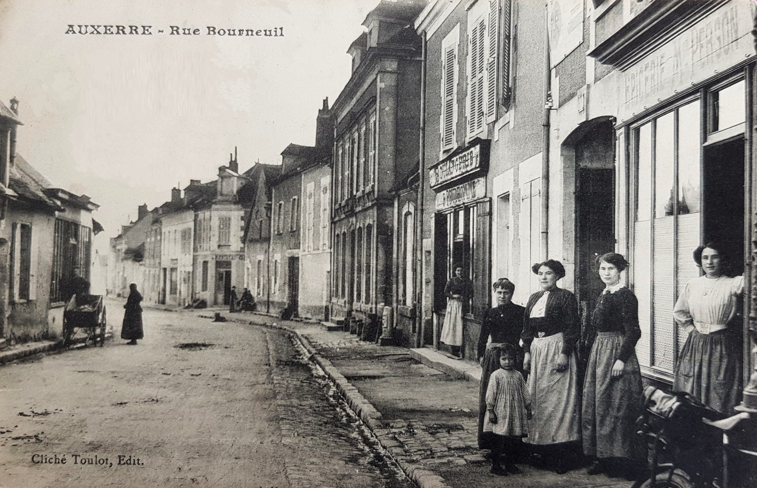 Auxerre (89) La Rue Bourneuil CPA