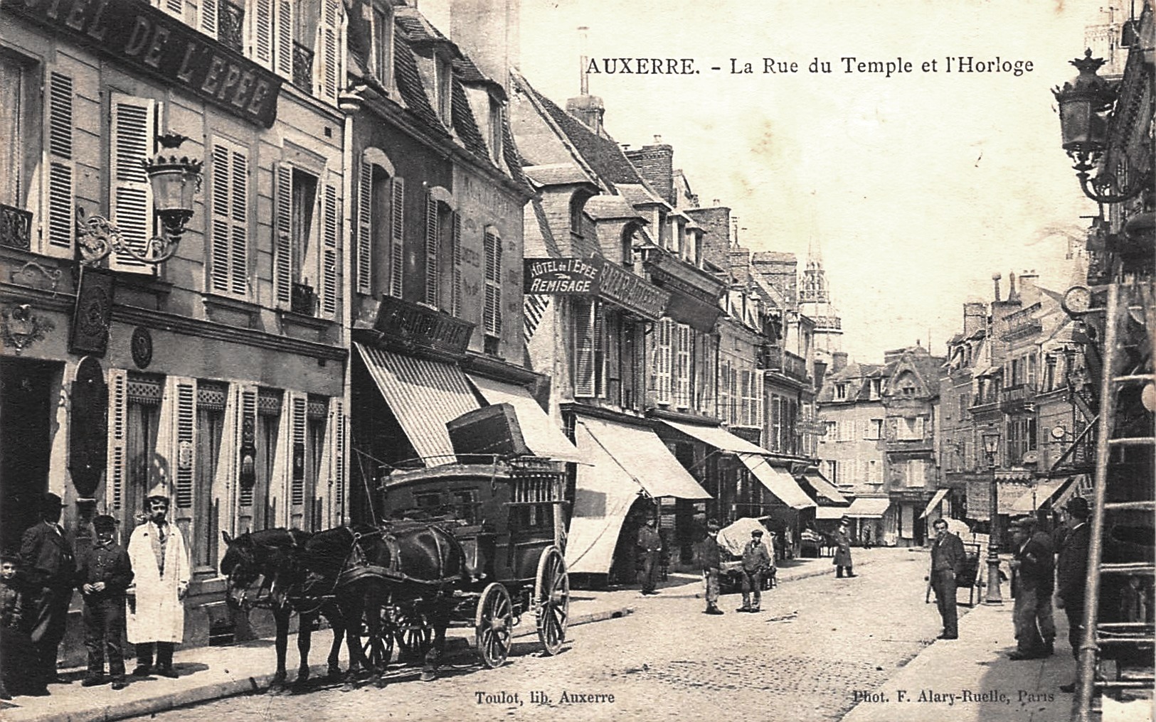 Auxerre (89) La Rue du Temple CPA