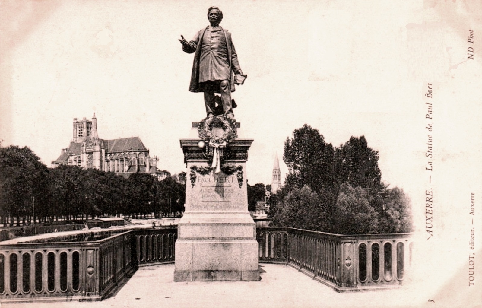 Auxerre (89) La Statue de Paul Bert CPA