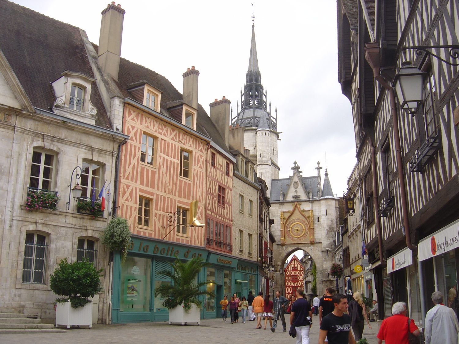 Auxerre (89) La Tour de l'Horloge