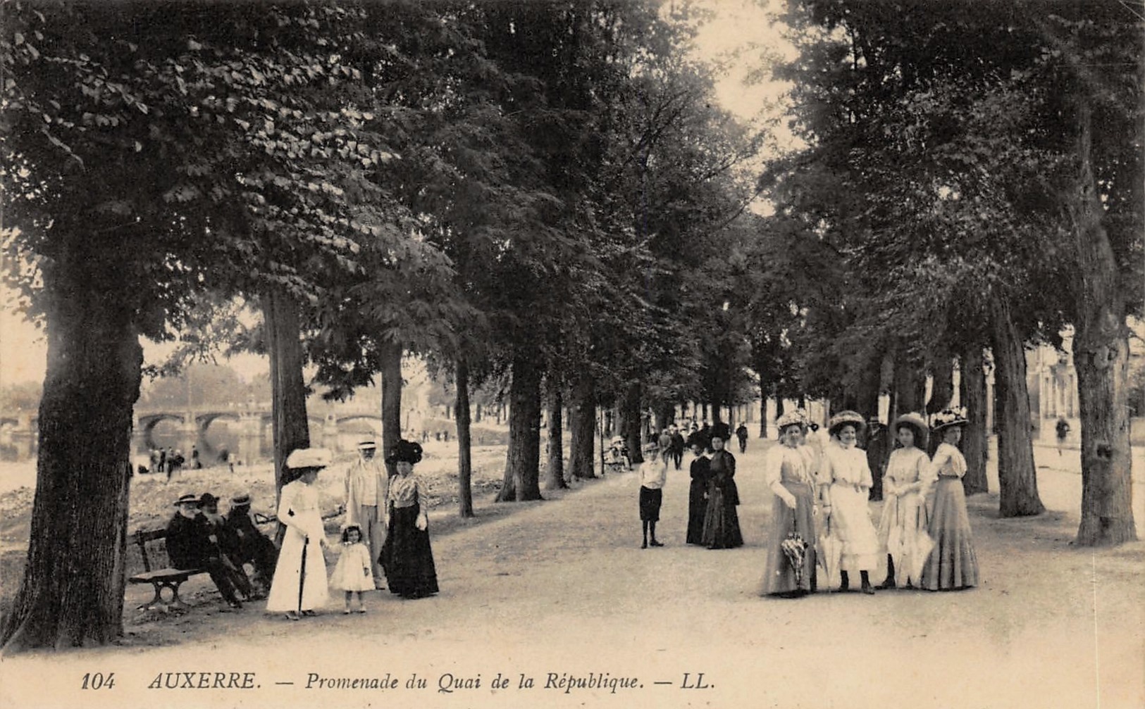 Auxerre (89) Le quai de la République CPA