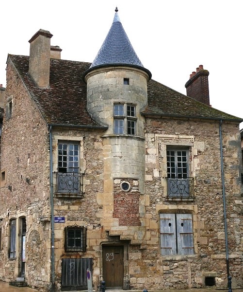 Avallon (89) La maison des sires de Domecy