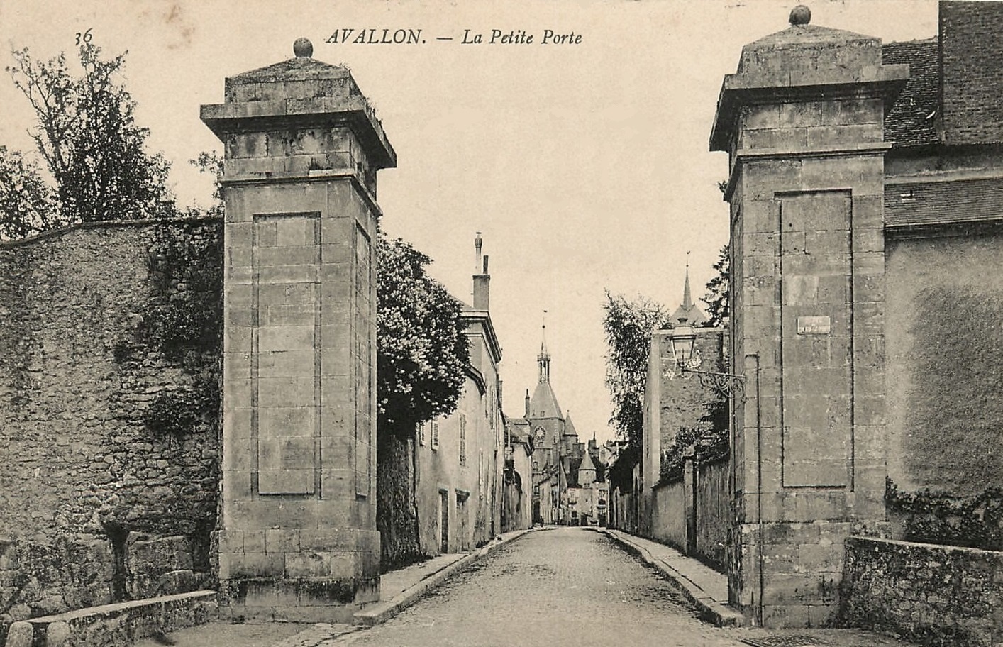 Avallon (89) La petite porte CPA