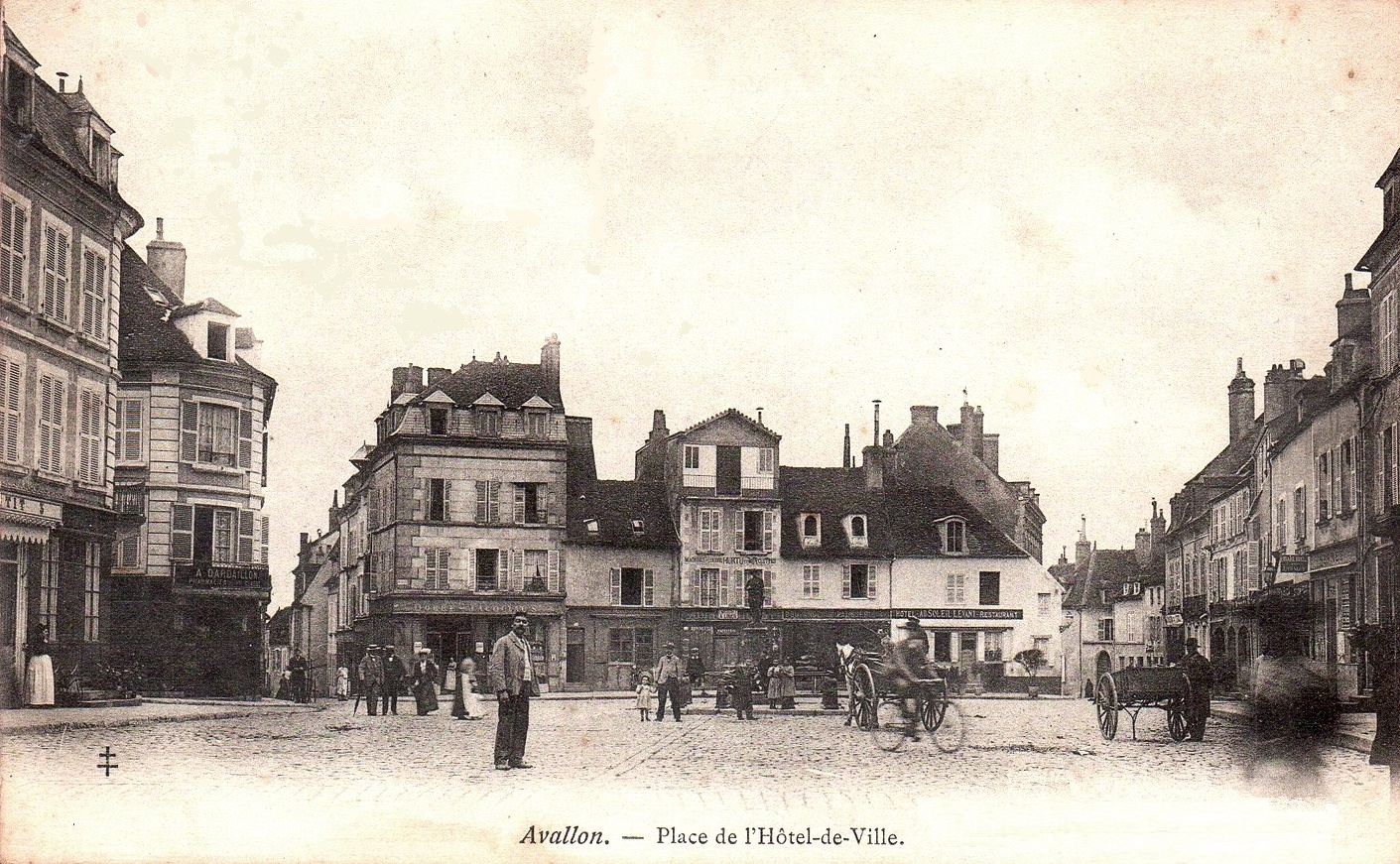 Avallon (89) La place de l'Hôtel de Ville CPA