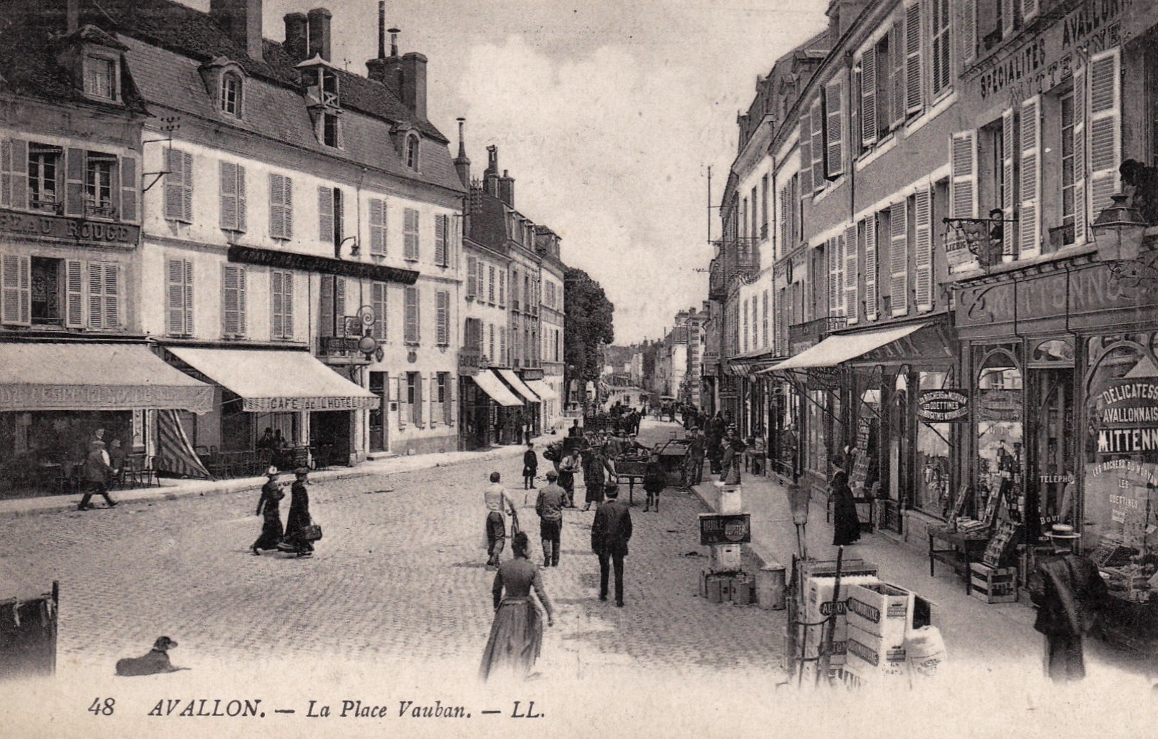 Avallon (89) La place Vauban CPA