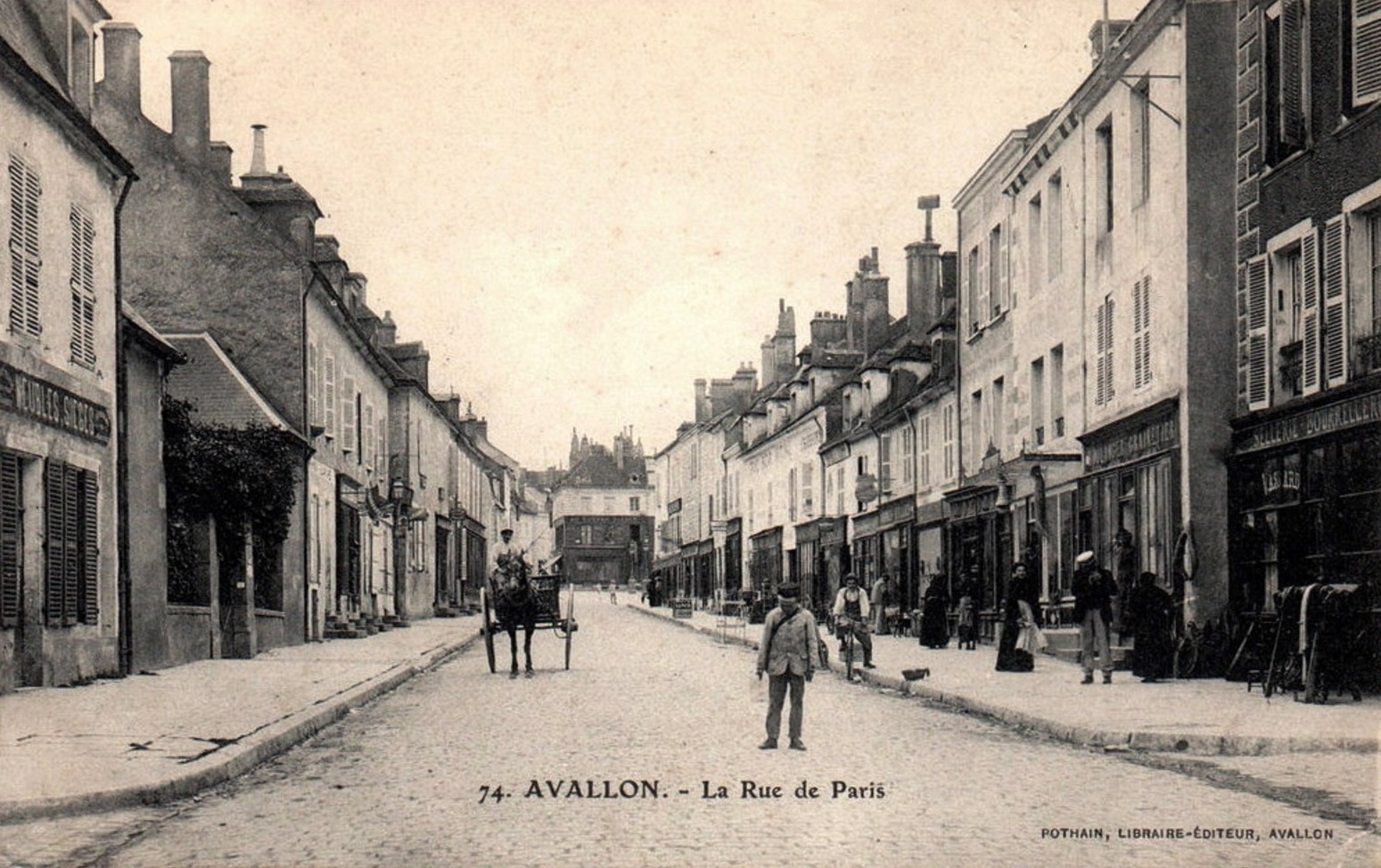 Avallon (89) La rue de Paris CPA