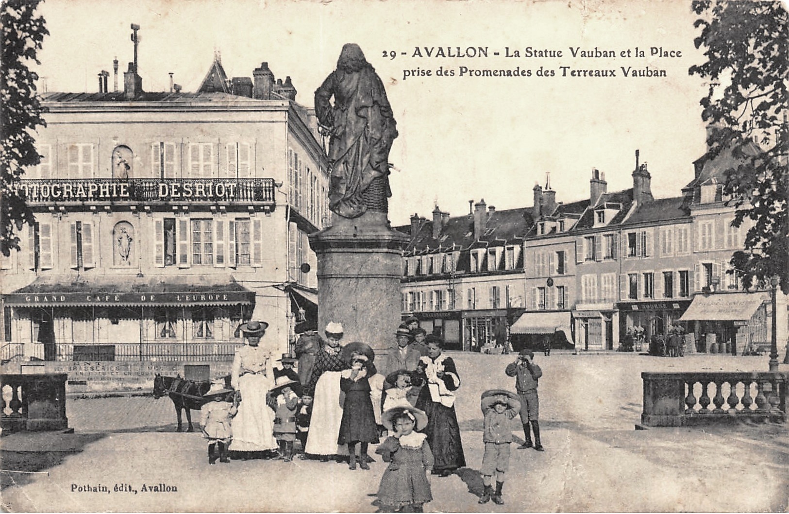Avallon (89) La statue de Vauban CPA